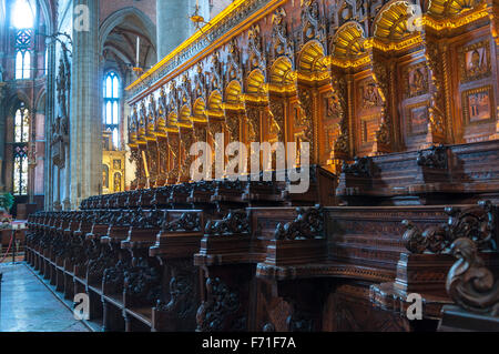 La Basilica di Santa Maria Gloriosa dei Frari chiesa scolpiti pew dettaglio in Venezia, Italia Foto Stock