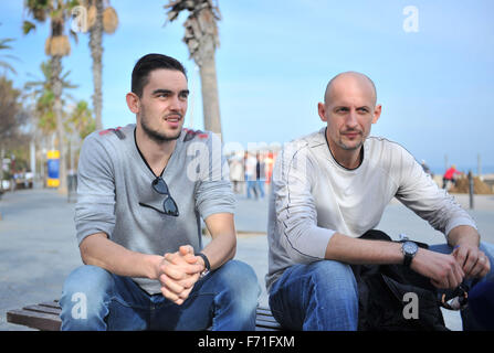 Barcellona, Spagna. Xx Nov, 2015. Ceca giocatore di basket Tomas Satoransky (sinistra) giocando per Barcellona e Lubos Barton sulla Spiaggia di Platja De La Barceloneta a Barcellona, Spagna, 20 novembre 2015. © David Svab/CTK foto/Alamy Live News Foto Stock