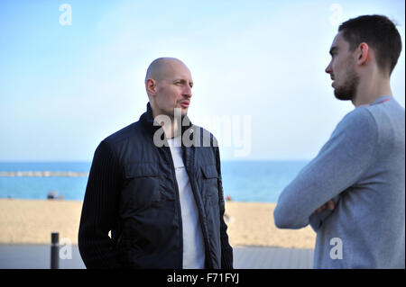 Barcellona, Spagna. Xx Nov, 2015. Ceca giocatore di basket Tomas Satoransky giocando per Barcellona (a destra) parla con Lubos Barton sulla Spiaggia di Platja De La Barceloneta a Barcellona, Spagna, 20 novembre 2015. © David Svab/CTK foto/Alamy Live News Foto Stock