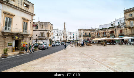 Piazza principale con i turisti in Ostuni, Italia. Foto Stock