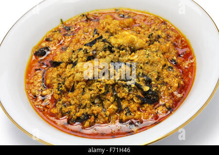 Zuppa egusi, cucina nigeriana isolati su sfondo bianco Foto Stock