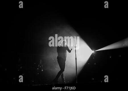 Manchester, Regno Unito. 13 Novembre, 2015. Dan Reynolds di immaginare draghi suona presso l'Arena di Manchester. © Paul Warburton. Foto Stock