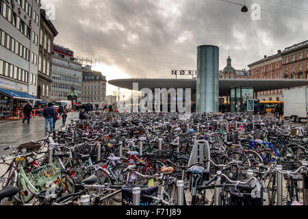 Biciclette parcheggiate in corrispondenza di una stazione della metropolitana di Copenaghen, Denmartk Foto Stock