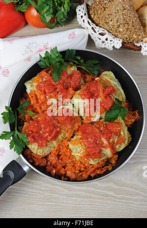 Farcito cavolo verza in una coppa sotto la cipolla e la carota con sugo di carne Foto Stock