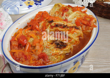 Farcito cavolo verza sotto a cipolla carota con sugo di carne Foto Stock