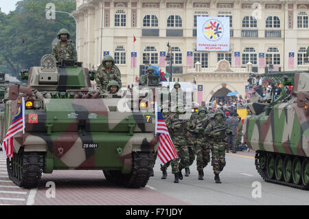 Ottobre 15, 2014 - Malaysia - Colonna di militari veicoli blindati parade 16 Settembre - Hari Merdeka (giorno dell'indipendenza) Kuala Lumpur, Malesia (credito Immagine: © Andrey Nekrasov/ZUMA filo/ZUMAPRESS.com) Foto Stock