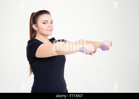 Ritratto di un sorridente donna grassa allenamento con i pesi isolato su uno sfondo bianco Foto Stock