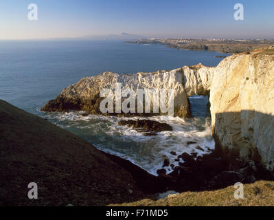 Il bianco arco, o Bwa Gwyn, guardando a nord ovest verso Porth-y-garan e Holyhead Mountain, Anglesey, Galles del Nord, Regno Unito Foto Stock