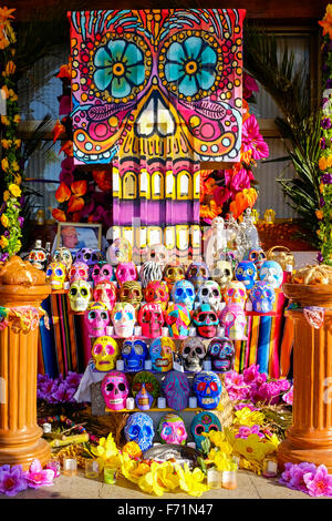Alter di teschi in ceramica per festeggiare Halloween e il festival della morte, Puerto Vallarta, Messico Foto Stock