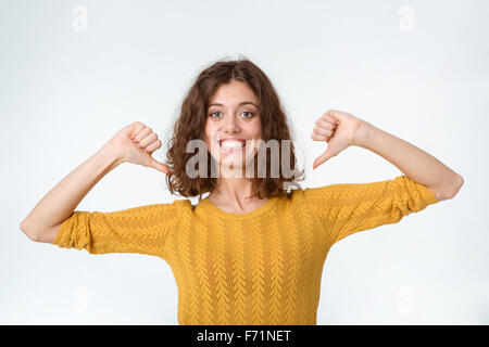 Ritratto di un divertente donna sorridente dita di puntamento su se stessa isolata su uno sfondo bianco Foto Stock