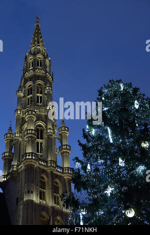 Bruxelles, Belgio. 22 Novembre, 2015. Grand Place nel centro di Bruxelles con albero di Natale decorato il 22 novembre 2015, a Bruxelles, in Belgio. Durante l'alto livello di minaccia del terrorismo è stato raccomandato di evitare i luoghi affollati nella città Credito: Skyfish/Alamy Live News Foto Stock