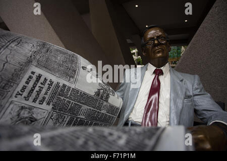 Uomo che legge il giornale statua Sydney John Seward Johnson Foto Stock