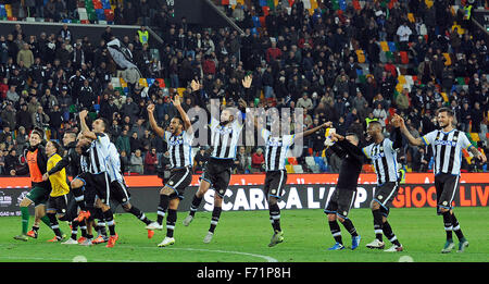 Udine, Italia. 22 Novembre, 2015. Udinese i giocatori di celebrare la vittoria nel corso di italiano di Serie A TIM partita di calcio tra Udinese Calcio e la Sampdoria in Friuli Stadium il 22 novembre 2015. foto Simone Ferraro / Alamy Live News Foto Stock