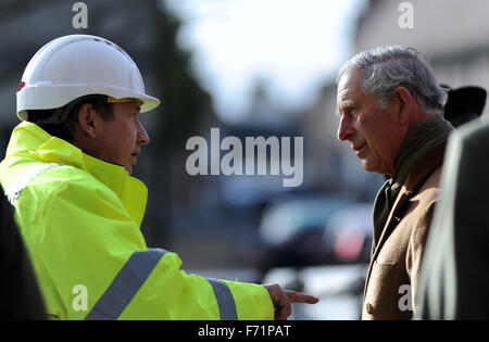 Dorchester, Inghilterra. Il 23 novembre 2015. Il Principe di Galles, il Principe Carlo, colloqui circa lo stato di avanzamento dei lavori di costruzione, Poundbury Dorchester Credito: David pernice)/ Alamy Live News Foto Stock