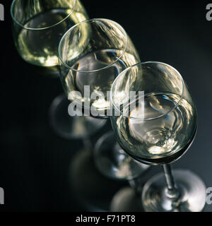 Vino bianco occhiali scuri su sfondo lucido Foto Stock