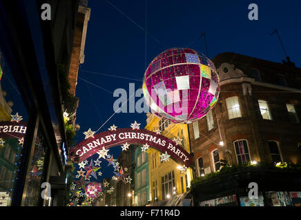 Le luci di Natale in Carnaby Street nel West End di Londra, Regno Unito Foto Stock