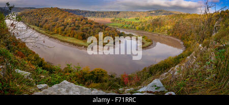 Vista del fiume Wye da WINTOURS LEAP. WYE VALLEY autunno del confine tra Inghilterra e Galles, GLOUCESTERSHIRE E MONMOUTHSHIRE REGNO UNITO Foto Stock