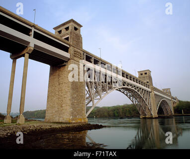 Il Britannia bridge spanning il Menai stretto tra Anglesey e la terraferma guardando a sud est dal Anglesey shore Foto Stock