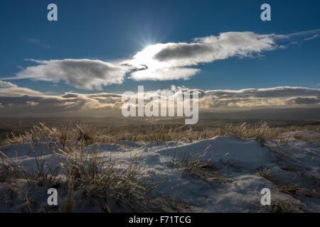 Viste dal vertice nevoso invernale di Pen-y-Ghent - una montagna nel Yorkshire Dales, REGNO UNITO Foto Stock