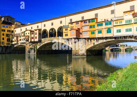 Il Ponte Vecchio sulla riva del fiume Arno a Firenze, Italia Foto Stock