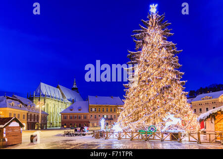 Mercatino di Natale in Piazza della Città Vecchia, Brasov. Transilvania, Romania Foto Stock
