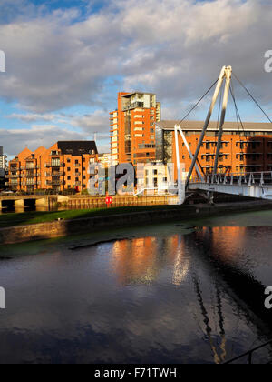 Cavalieri via Ponte sul Fiume Aire al tramonto Clarence Dock Leeds West Yorkshire Inghilterra Foto Stock