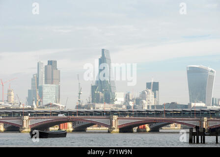 Londra, Regno Unito. 23 Novembre, 2015. Regno Unito Meteo. Novembre luminoso sole oltre il Fiume Tamigi e la città. Credito: JOHNNY ARMSTEAD/Alamy Live News Foto Stock