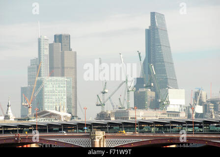 Londra, Regno Unito. 23 Novembre, 2015. Regno Unito Meteo. Novembre luminoso sole oltre il Fiume Tamigi e la città. Credito: JOHNNY ARMSTEAD/Alamy Live News Foto Stock