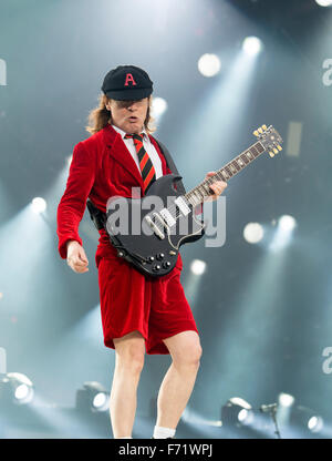 Musicista giovane Angus di AC/DC esegue all'Hampden Park National Stadium il 28 giugno 2015 a Glasgow, Regno Unito Foto Stock