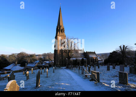 Gennaio neve invernale, Cottage al villaggio di Edensor; Chatsworth station wagon, Derbyshire; Parco Nazionale di Peak District; Inghilterra; Regno Unito Foto Stock