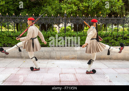 Soldati greci, Evzones, al di fuori del Palazzo Presidenziale di Atene, Grecia Foto Stock