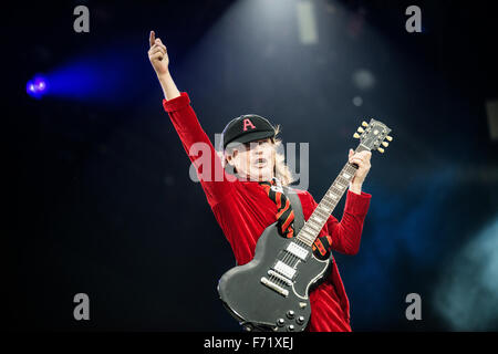 Musicista giovane Angus di AC/DC esegue all'Hampden Park National Stadium il 28 giugno 2015 a Glasgow, Regno Unito Foto Stock