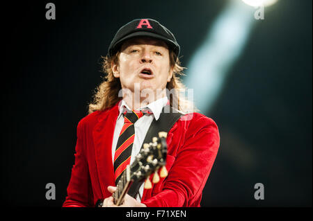 Musicista giovane Angus di AC/DC esegue all'Hampden Park National Stadium il 28 giugno 2015 a Glasgow, Regno Unito Foto Stock