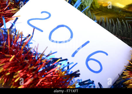 Natale biglietto di auguri con un ramo di albero e decorazioni di Natale, acquerello disegnata a mano congratulazioni 2016 symbol Foto Stock