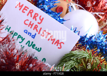 Composizione di natale con confezione regalo e decorazioni, disegnato a mano invito ad acquerello - Buon Natale e felice anno nuovo Foto Stock