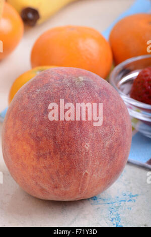 Molti diversi tipi di frutta per la salute di tutta la famiglia, pesca, mandarino, arancia, banana Foto Stock