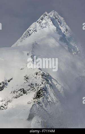 Il vertice di Mt. Grossglockner con nuvole, Alti Tauri Parco Nazionale della Carinzia, Austria, Europa Foto Stock