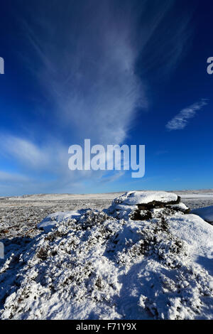 Gennaio, neve invernale vista sul bordo Froggatt e Big Moor; Derbyshire County; Parco Nazionale di Peak District; Inghilterra; Regno Unito Foto Stock