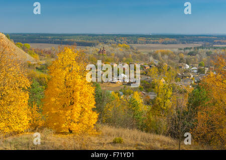 Paesaggio autunnale con vista sul villaggio Chervlene dalla più vicina collina, sumskaya, Oblast di Ucraina Foto Stock