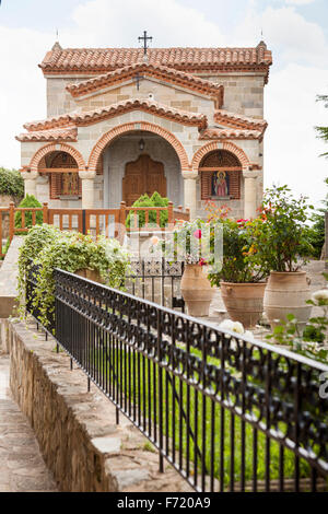 Nuova chiesa all'interno dei terreni del Santo Monastero di Santo Stefano, Meteora, Tessaglia, Grecia Foto Stock