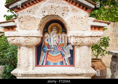 Santuario nel cortile del Santo Monastero di Santo Stefano, Meteora, Tessaglia, Grecia Foto Stock