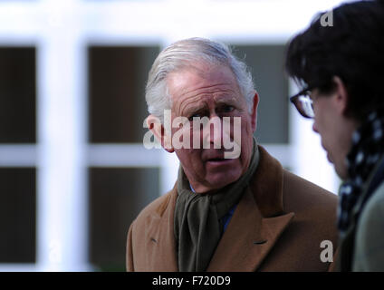 Dorchester, Inghilterra. Il 23 novembre 2015. Il Principe di Galles, il Principe Carlo, visite nuovi sviluppi a Poundbury, Dorchester Credito: David pernice)/ Alamy Live News Foto Stock