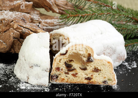 Tradizionale natale stollen torta con lo sfondo di festa Foto Stock