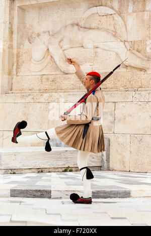 Soldato greco, un Evzone, accanto alla tomba del Milite Ignoto, al di fuori del palazzo del Parlamento, Atene, Grecia Foto Stock