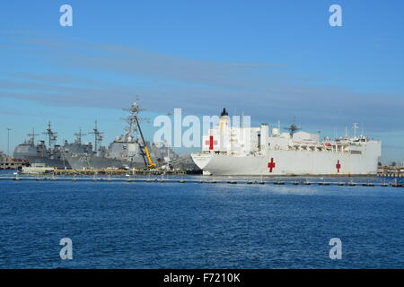 US Navy navi DDG-103 USS Truxtun e T-AH-20 USNS Comfort tra le implementazioni in 2015 presso la base navale di Norfolk cantiere navale Foto Stock