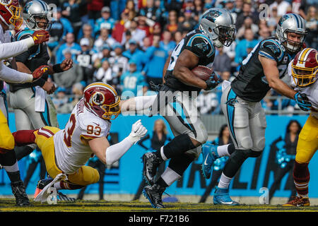 Charlotte, North Carolina, Stati Uniti d'America. 22 Novembre, 2015. NC, Washington Redskins fuori linebacker Trento Murphy #93 tenta di arrestare Carolina Panthers running back Jonathan Stewart #28 in un gioco di NFL il 22 novembre 2015, presso la Bank of America in Charlotte, North Carolina. Le Pantere sconfitto il Redskins 44-16.Margaret Bowles/CSM/Alamy Live News Foto Stock