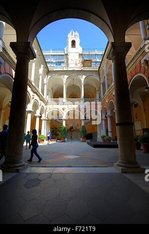 Archi in cortile Foto Stock