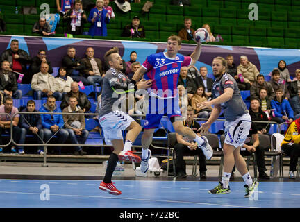 Kiev, Ucraina - 18 ottobre 2014: Sergiy Onufrienko del motore (C) gli attacchi durante la pallamano europea Champions League contro di Aalborg Foto Stock