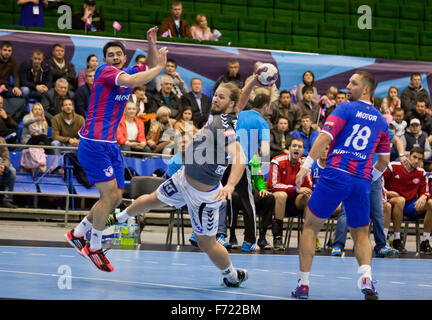 Kiev, Ucraina - 18 ottobre 2014: Emil Berggren di Aalborg (C) gli attacchi durante la pallamano europea Champions League contro il motore Foto Stock