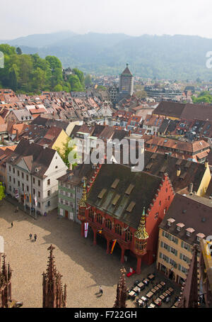 Una prospettiva aerea degli edifici in Freiburg im Breisgau city, Baden-Wuerttemberg membro, Germania Foto Stock